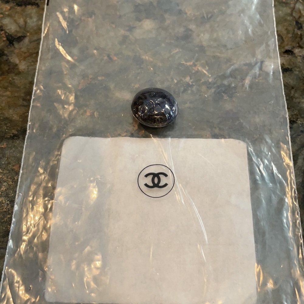 Chanel Button - Picture 4 of 5